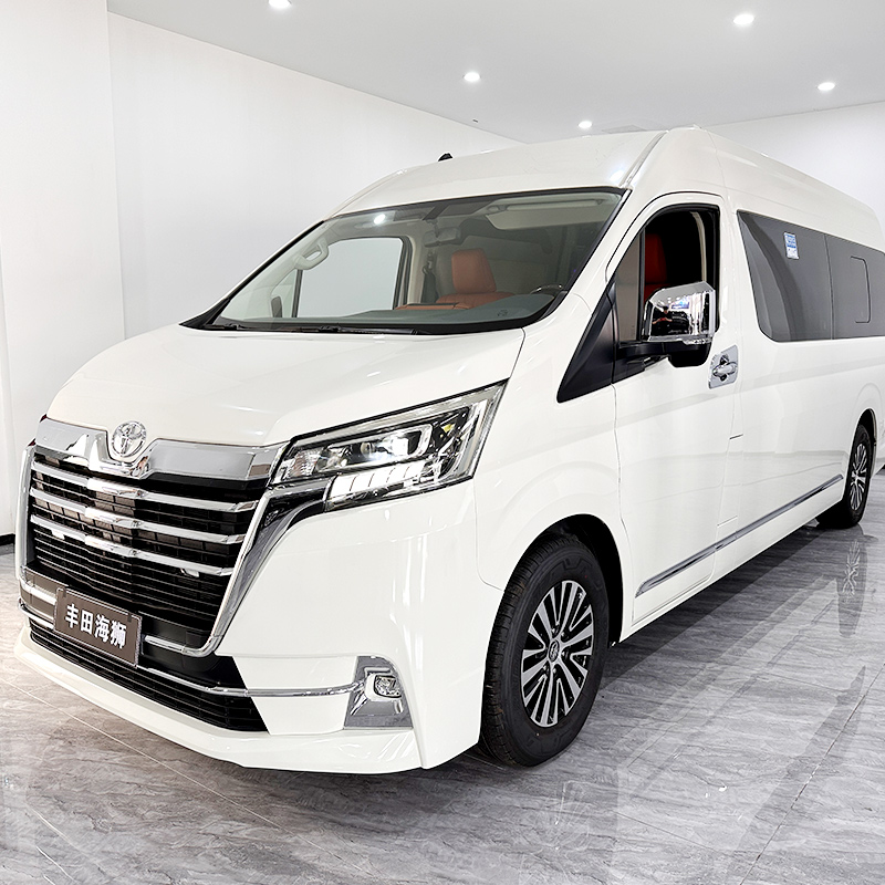 丰田海狮七座商务车 半隔断设计橙色内饰