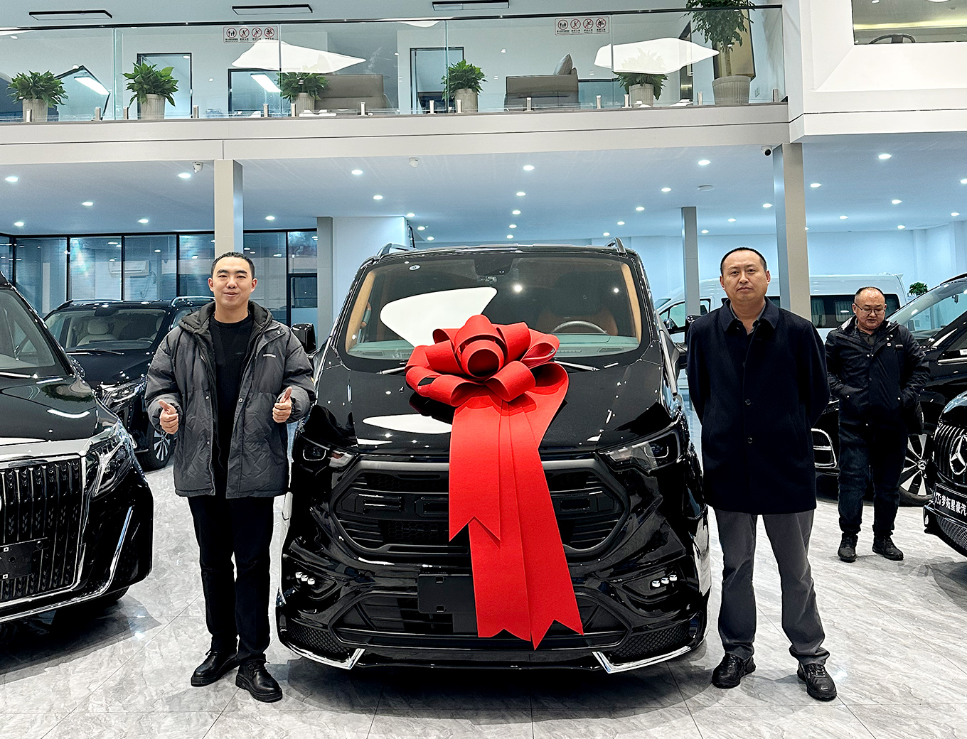 恭喜上海闫总喜提福特黑武士商务车